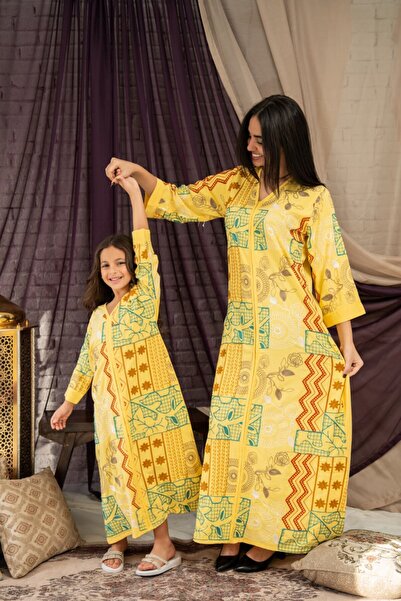 AFandina The mother and daughter's matching jalabiyas are eye-catching SM-48