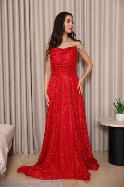 molan fashion A striking, fiery red evening dress, made of luxurious lace with prominent pink embroidery.