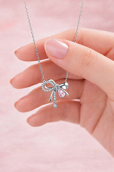 The Collection قلادة من الفولاذ الفضي غير قابلة للتلطيخ مع تصميم فيونكة مزينة بحجر الزركون الوردي