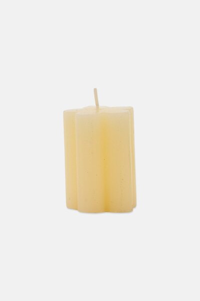 Muy Mucho Floral Shape Daisy Candle