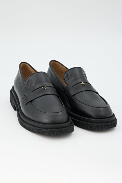 Jande حذاء لوفر نسائي من الجلد الأسود – شعار ذهبي صغير ونعل سميك