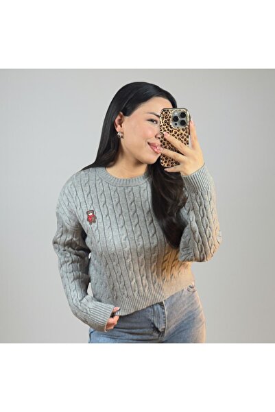 Varacci Ayıcık Nakışlı Saç Örgü Crop Triko — Gri