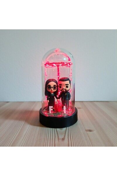 FIGURİFY Kişiye Özel Funko Tarzı Figür – Fotoğraftan Yapılan Reçine Figür – Işıklı Fanuslu (21×11 Cm)