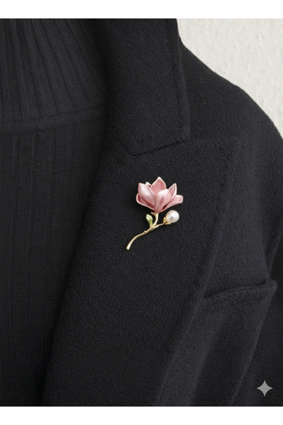 AGAPI Pembe Çiçek Figürlü İnci Detaylı Zarif Broş | Gold Ton