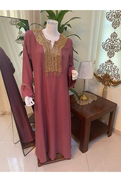Veil Designer Pink jalabiya with gold embroidery on the sleeves and front; hand-embroidered linen fabric.