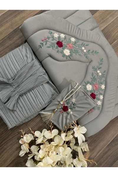Un Luxury embroidered prayer mat and sheet set