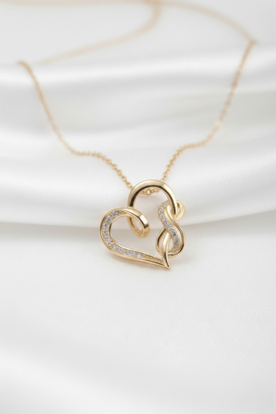 özgül takı ve tasarım قلادة نسائية من الفولاذ المقاوم للصدأ بلون ذهبي مع حجر الزركون بتصميم القلب والاندماج