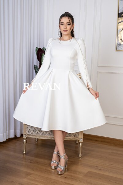 revan A soft dress with long sleeves and luxurious embroidery