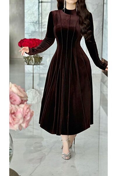 Generic Long velvet dress in dark brown with a high neck and flowing design
