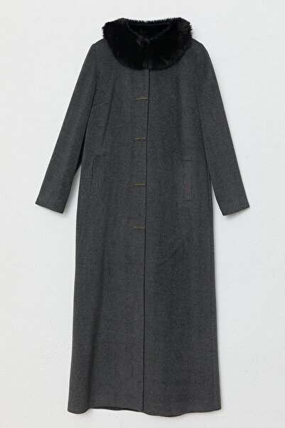 Nihan Kürk Yakalı Metal Aksesuarlı Manto Füme