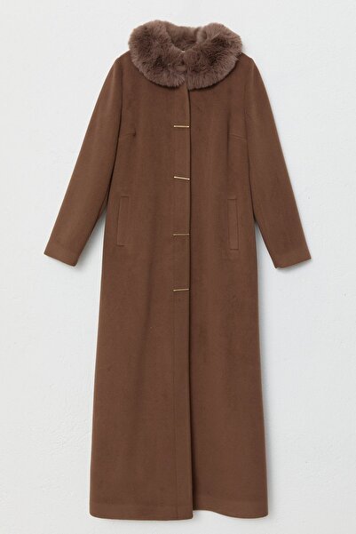 Nihan Kürk Yakalı Metal Aksesuarlı Manto Kahve