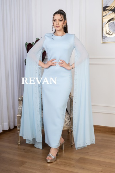 revan Elegant dress with a luxurious cape layer