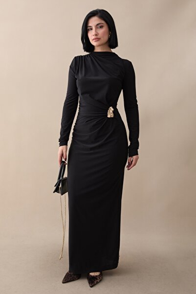InStyle Черна пясъчна рокля с брошка отстрани и набрани детайли