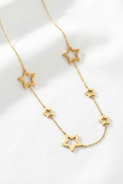 özgül takı ve tasarım قلادة نسائية من الفولاذ المقاوم للصدأ بلون ذهبي مع تفاص...