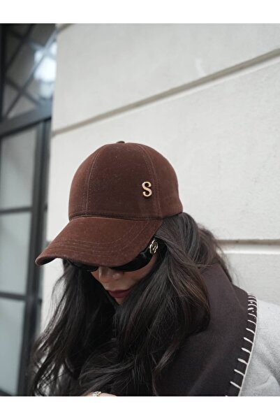 ATELİER TUĞBA ŞPK001 KİŞİYE ÖZEL SÜET ŞAPKA METAL HARF DETAYLI