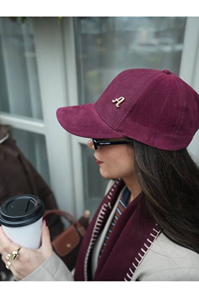 ATELİER TUĞBA ŞPK001 KİŞİYE ÖZEL SÜET ŞAPKA METAL HARF DETAYLI