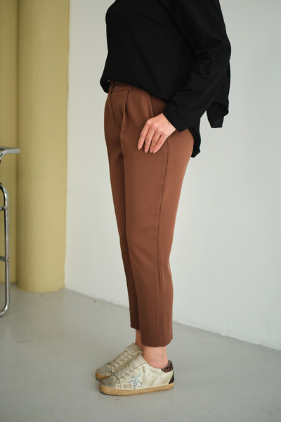 LOCCO بنطلون نسائي ذو أرجل مستقيمة مطوي باللون البني
