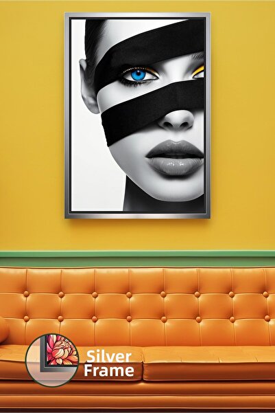 KOSS Dijital Portret de femeie alb-negru cu detaliu de ochi albaștri, decor m...