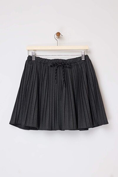 Trendyol Collection Anthrazitfarbener, plissierter Mini-Polyviscon-Rock TWOSS...