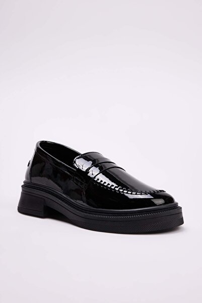 TRENDYOL SHOES حذاء لوفر نسائي من الجلد الأسود اللامع مع تفاصيل خياطة TAKAW26...