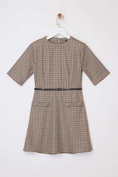 Trendyol Collection Μπεζ καρό/καρότσι φόρεμα με λεπτομέρεια ζώνης κοντό/μίνι ...