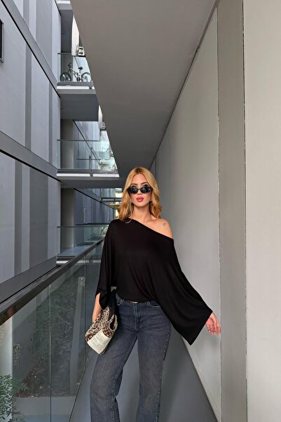 Angel Mia بلوزة بأكمام على شكل خفاش وياقة قارب باللون الأسود