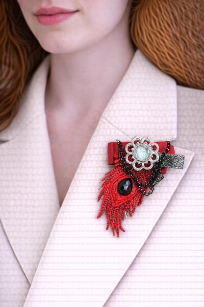 Gönülden Tasarım 10x8 Cm Taşlı Tavus Kuşu Broş Yaka İğnesi Kırmızı