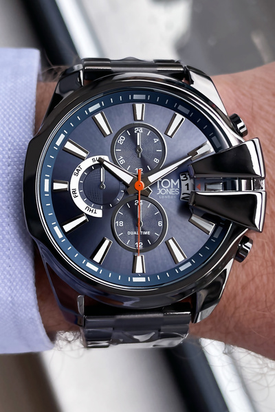 Tom Jones ساعة يد رجالية 3 أتم مقاومة للماء بسوار فولاذي بلون دخاني TJE2035C5
