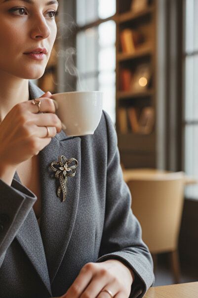 FAYRA ACCESSORIES Kristal Taşlı Fiyonk Figür Broş