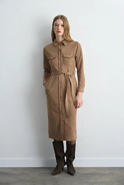 Gusto Rochie lungă din piele artificială cu centură în talie - bej