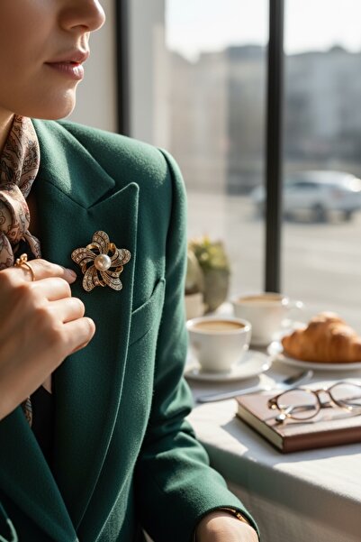 FAYRA ACCESSORIES Çiçek Figür İncili Broş