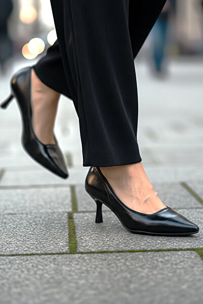 Fiore Ayakkabı حذاء نسائي بكعب عالٍ من الجلد الأسود اللامع بنعل مرن وناعم ومض...