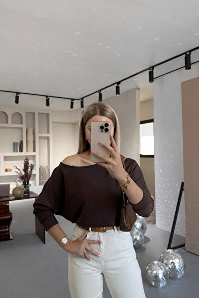 Sezgi Tekin بلوزة مودال بياقة قارب بني اللون