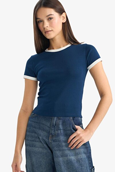 DeFacto Figurbetontes T-Shirt mit Rundhalsausschnitt und kurzen Ärmeln F9823A...