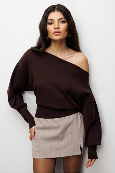 Mixray 6988 Pulover tricotat asimetric cu gât barcă pentru femei, maro