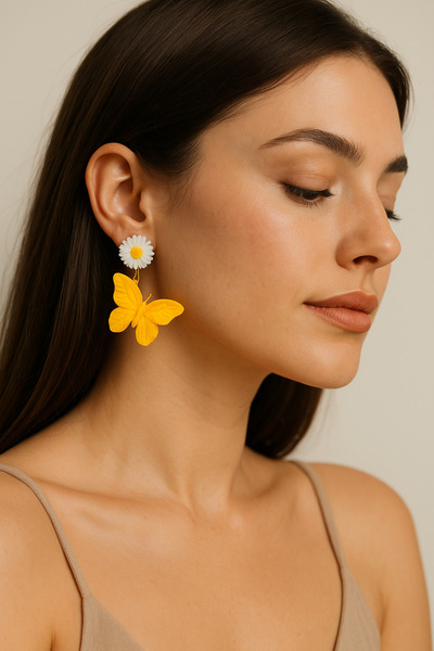 Atölye Myth Butterfly Daisy El Yapımı Papatyalı Sarı Kelebek Sallantılı Küpe
