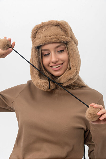 Saria Moda قبعة/طاقية نسائية من الفرو مع تفاصيل بومبون وسماعات رأس على شكل جمل
