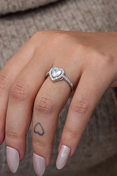 anadolusilver Gümüş Rodyum Kaplama Beyaz Taşlı Kalpli Kadın Gümüş Yüzük