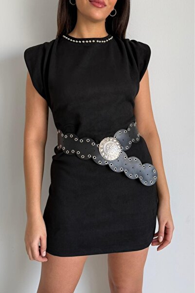 Güneş فستان قصير من الجلد المدبوغ المطرز بياقة مدببة