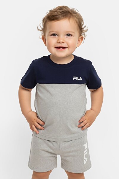 FILA طقم ملابس للأطفال الصغار من قطعتين، بلوزة بأكمام قصيرة وشورت بشعار ماركة...