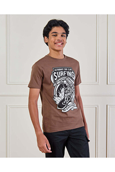 REDTAG تيشيرت مطبوع عليه شعار نادي براون سيرف للأولاد الكبار