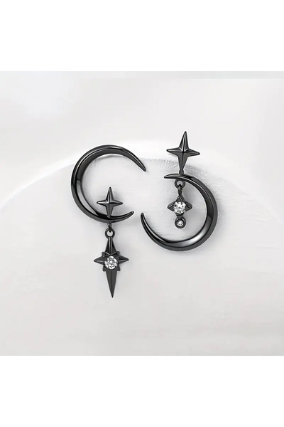 Choice أقراط شخصية من تصميم هاي سينيور، على شكل نجمة وقمر، قمر أسود اللون مع عناصر نجمية، مرصعة بأحجار الراين