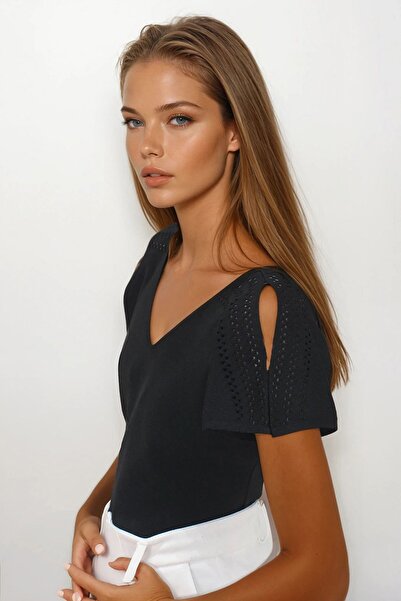 Trend Alaçatı Stili Kadın Siyah Ajurlu Kolları Yırtmaç Detaylı Triko Bluz Vs0...