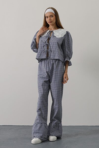 Trend Alaçatı Stili Γυναικείο σετ μπλούζα και παντελόνι με λεπτομέρεια με κορ...