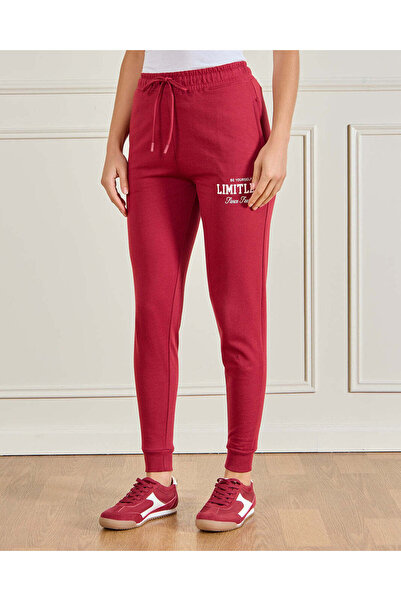 REDTAG بنطلون رياضي نسائي مطبوع باللون العنابي