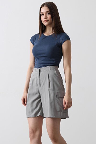 Trend Alaçatı Stili Women's Gray Double Pocket Button Closure Cargo Pocket Pack Shorts Vs00472