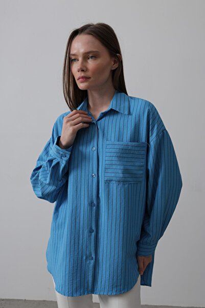 Trend Alaçatı Stili قميص نسائي أزرق مخطط بجيب واحد قصة فضفاضة Vs00475