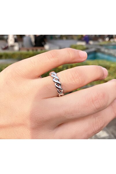 VEGALUXE Steel Twisted Ring Does Not Tarnish. Adjustable for Each Finger