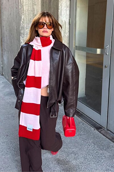 bases. Tricotaj cu dungi groase, roz roșu, eșarfă cu textura moale