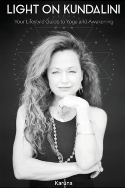 INDEPENDENT CAT Lumină asupra Kundalini: Ghidul tău de stil de viață pentru Yoga și Trezire